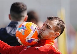 Brau controla un balón.