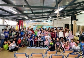 Los estudiantes participantes en el taller posan junto a representantes de la UJA y de la Delegación de Educación.