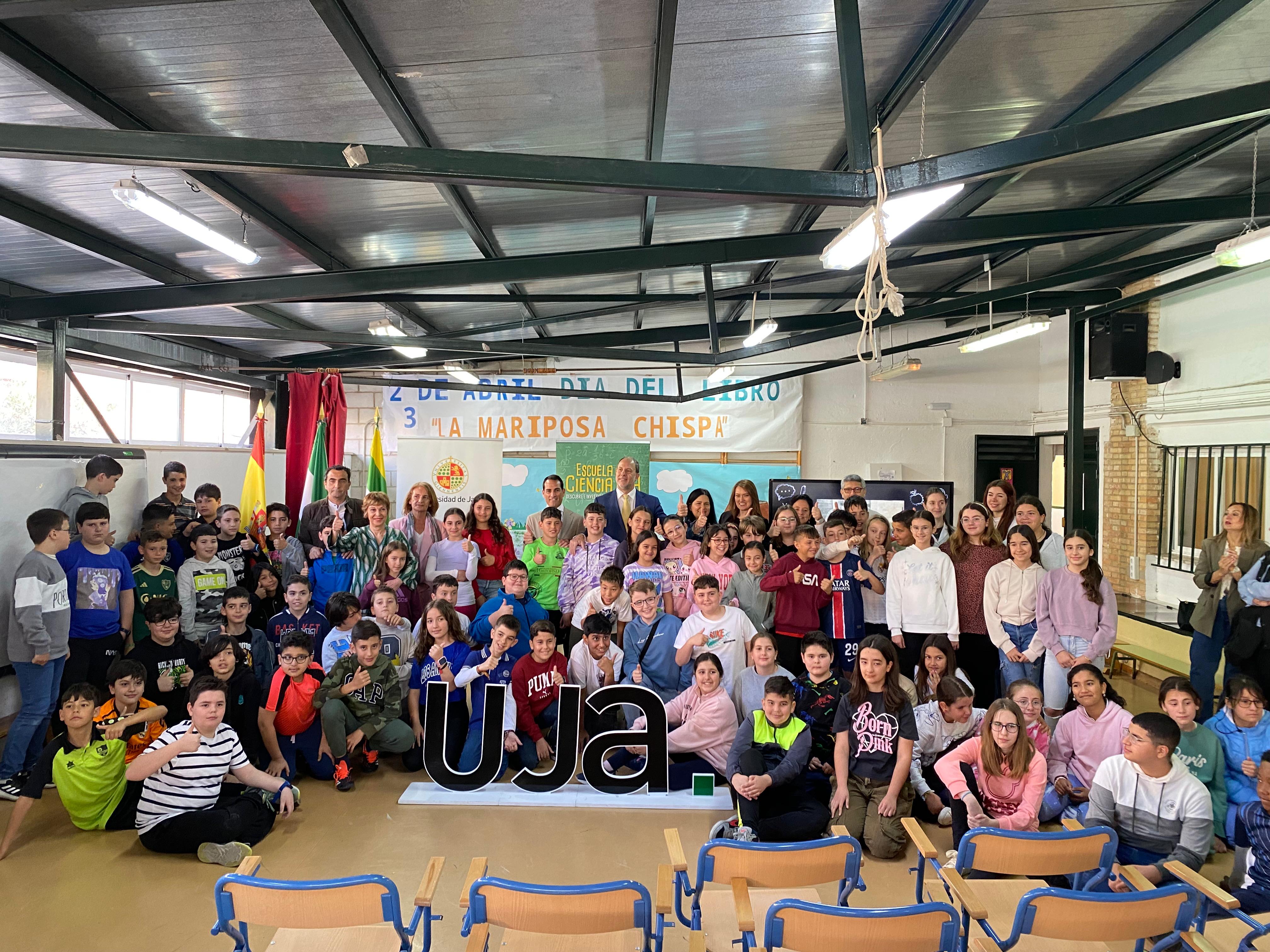 Los estudiantes participantes en el taller posan junto a representantes de la UJA y de la Delegación de Educación.