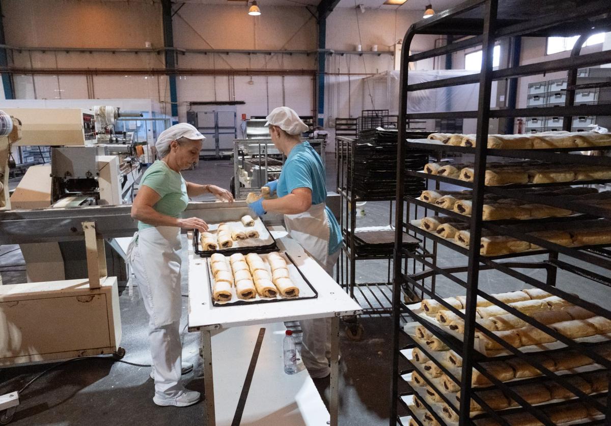 Trabajadores de Maritoñi dando ayer el do de pecho para compensar la pérdida de la producción del día anterior.