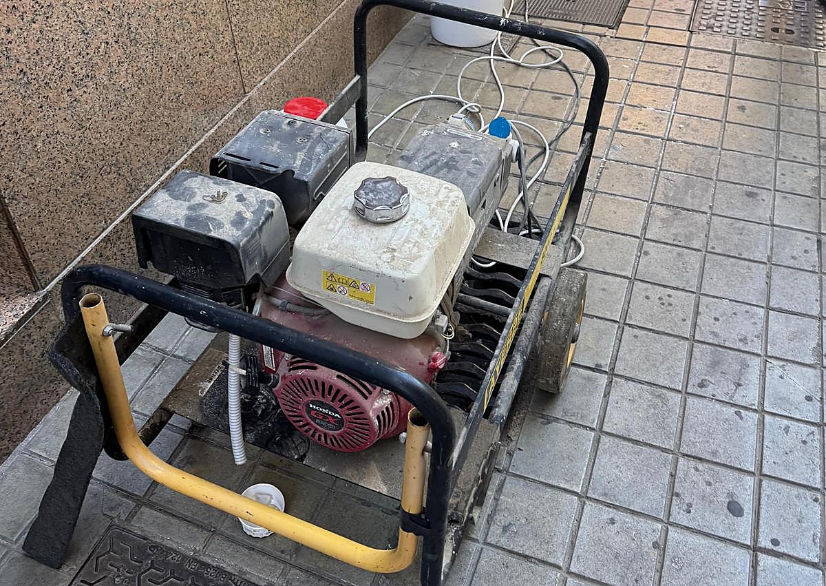 Imagen secundaria 1 - La heladería de Granada que usó «la gasolina de la moto» en el apagón y atendió colas enormes