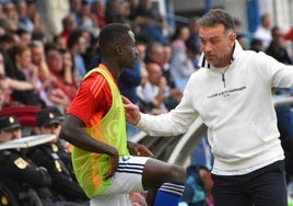 Pedro Diaz dando indicaciones a Samu Gomis antes de entrar al césped de Linarejos.