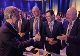 Juanma Moreno, este miércoles en Valencia junto a Núñez Feijóo y dirigentes del PP Europeo.