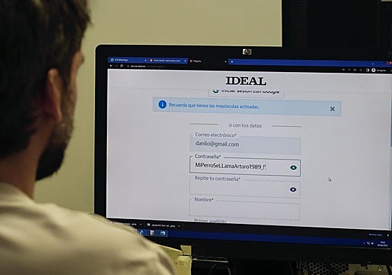 Un usuario introduce una contraseña en un servicio de internet.