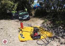 Muere un hombre de 44 años al salirse su coche de la carretera y chocar contra un árbol en Alhama de Granada.