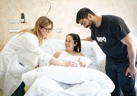María Victoria, con su bebé Enzo en brazos, rodeada de su ginecóloga y su pareja.