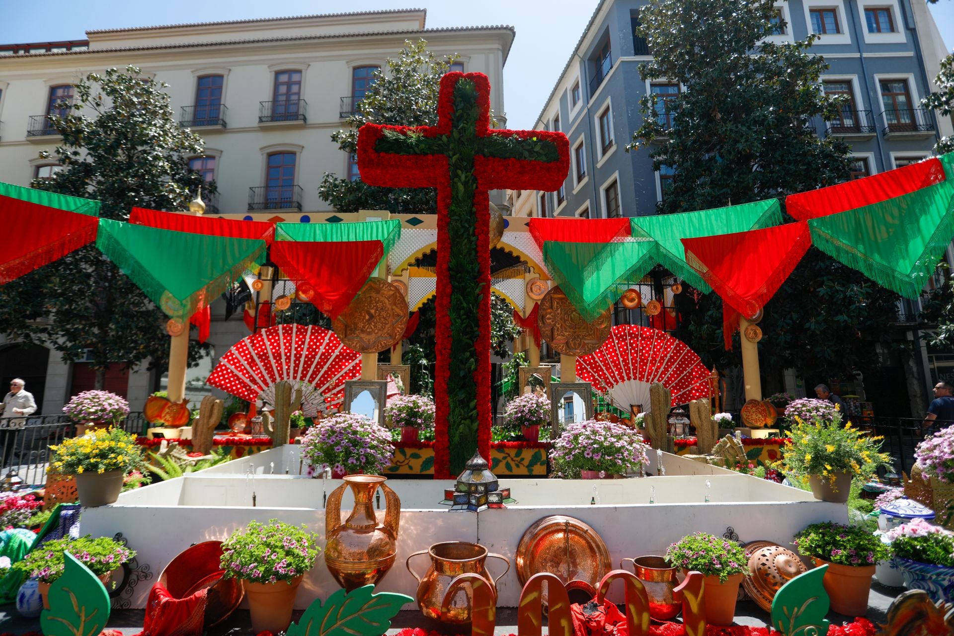 Los preparativos de las Cruces de Mayo en Granada, en imágenes