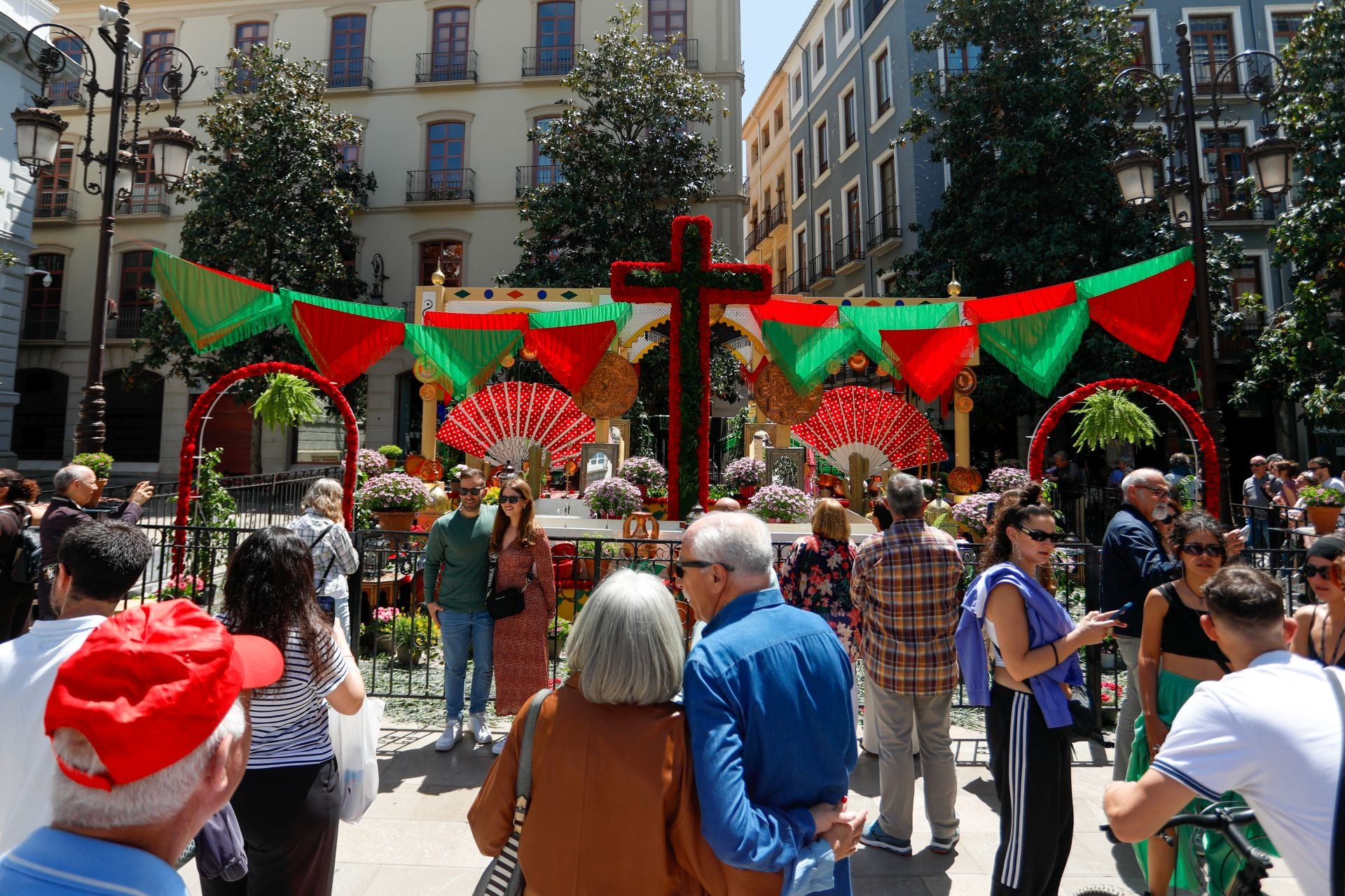 Los preparativos de las Cruces de Mayo en Granada, en imágenes
