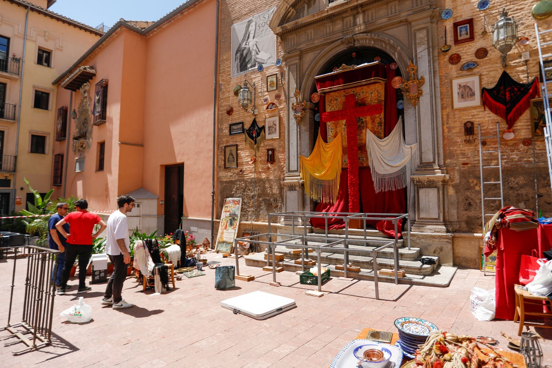 Los preparativos de las Cruces de Mayo en Granada, en imágenes