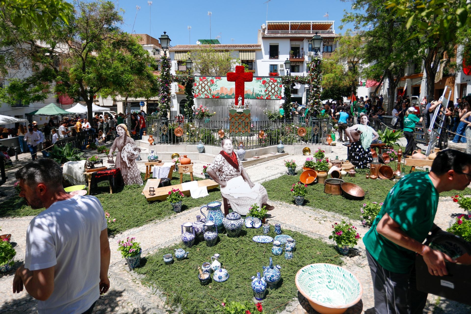 Los preparativos de las Cruces de Mayo en Granada, en imágenes