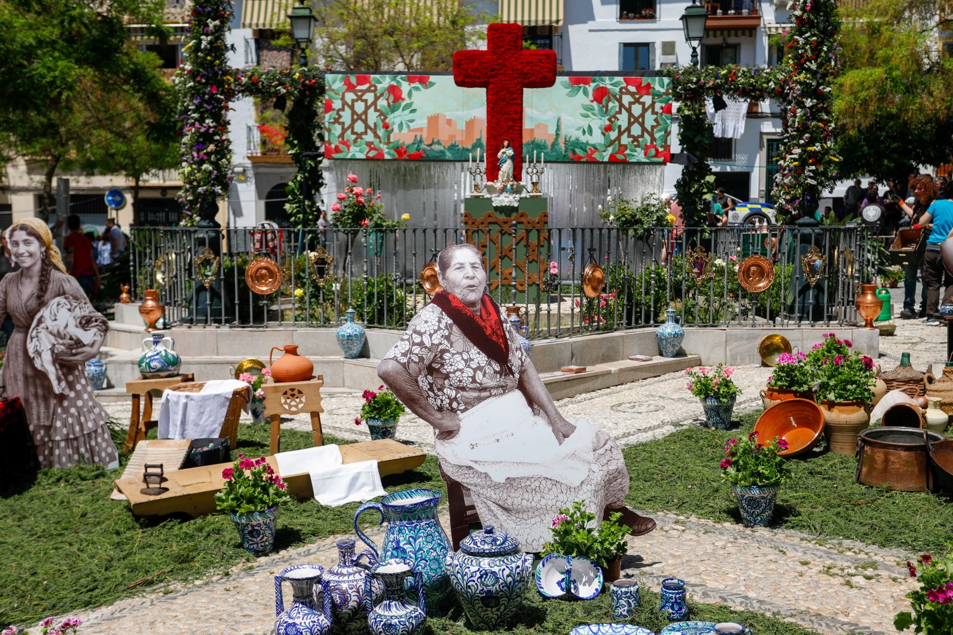 Los preparativos de las Cruces de Mayo en Granada, en imágenes