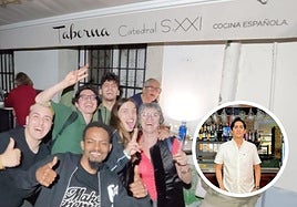 Ambiente en la Taberna S. XXI. A la izquierda, Diego Tello, gerente.