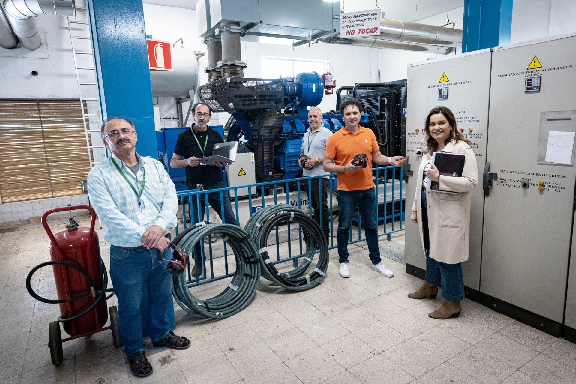 Imagen principal - Los responsables de mantenimiento del Virgen de las Nieves revisan los dos grupos electrógenos del complejo general y el Materno.