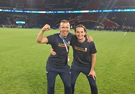 Tenorio, con Miguel Ángel Campos, granadino preparador físico de la sub 21, tras proclamarse oro olímpico en los Juegos de París con España.