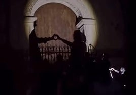 Romántico juego de sombras en la Catedral de Granada durante el apagón.