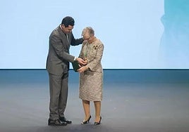 El presidente de la Junta de Andalucía Juanma Moreno (i) otorgaba la Medalla de Andalucía de las Ciencias Sociales y Letras a María Castellano (d) en 2020.