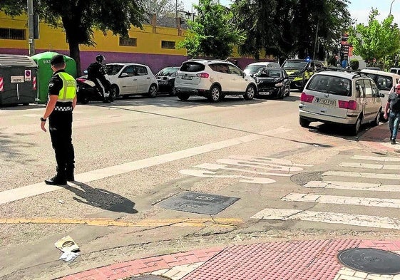 Un agente de Policía Local controla el tráfico mientras se retiran los coches de la persecución.