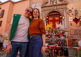 Agnieszka y Julián son una pareja internacional que conoce por primera vez el tradicional Día de la Cruz.