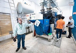 Un librillo explica cómo arranca de forma manual las máquinas, programadas para arrancar automáticamente.