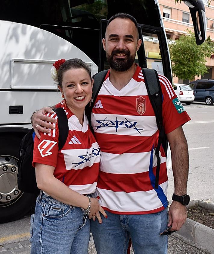 Imagen secundaria 2 - La afición rojiblanca lo da todo en Málaga. 