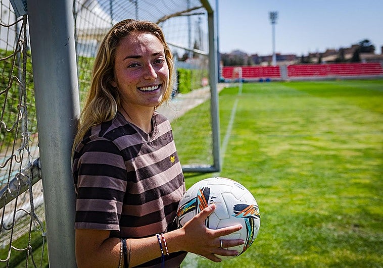 La futbolista nazarí posa en una de las porterías de la Ciudad Deportiva, con la nueva grada ya instalada al fondo.