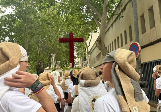 La procesión infantil de la Santa Cruz llena la Caleta de tradición