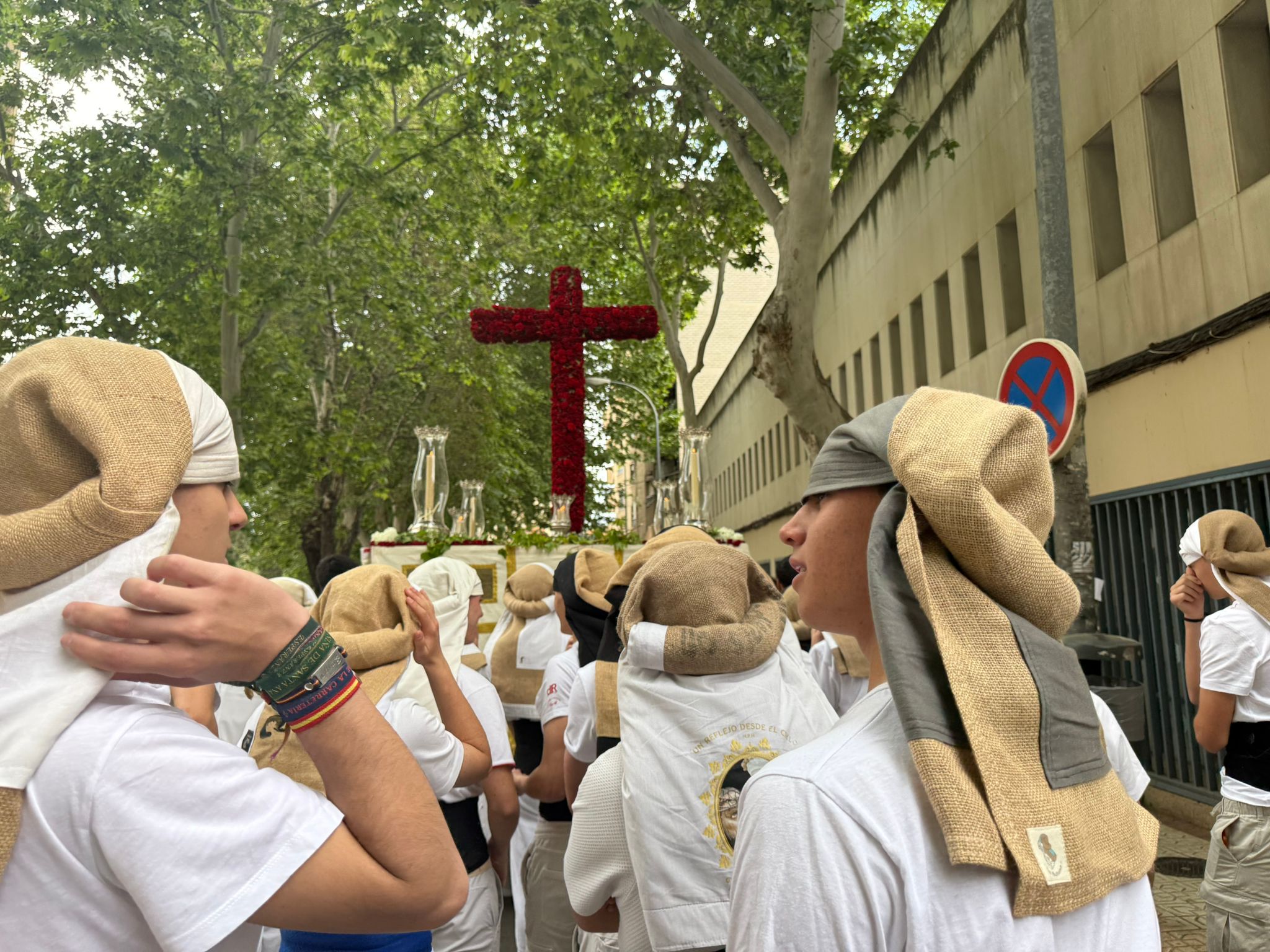 Procesión con la Cruz de mayo por la Avenida de las Fuerzas Armadas