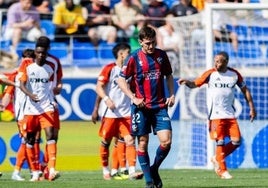 Decepción oscense ante uno de los goles del Oviedo.
