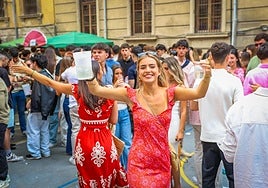 Fiesta en la cruz del Colegio San Bartolomé, con sus jarras en alto.