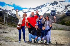 Visitantes despiden la temporada en Sierra Nevada a pie de pista.