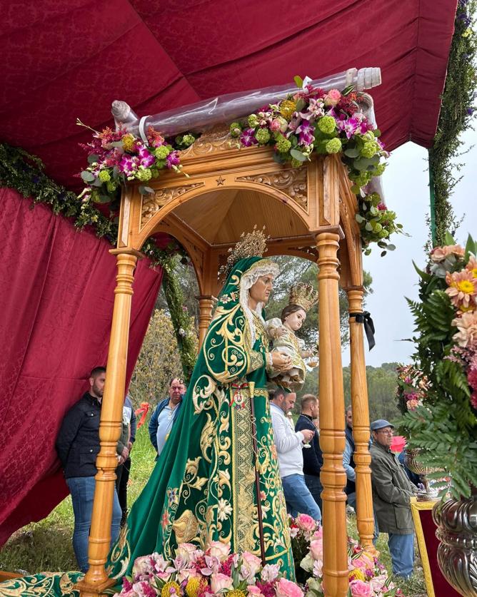 La lluvia no desluce la devoción en la romería de Santa Ana