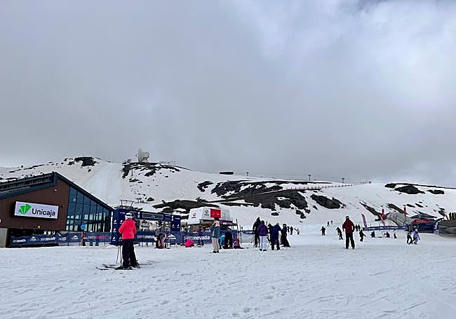 Esquiadores y curiosos en Borreguiles