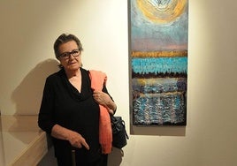 Dolores Montijano, junto a su obra 'Estela Maya'.