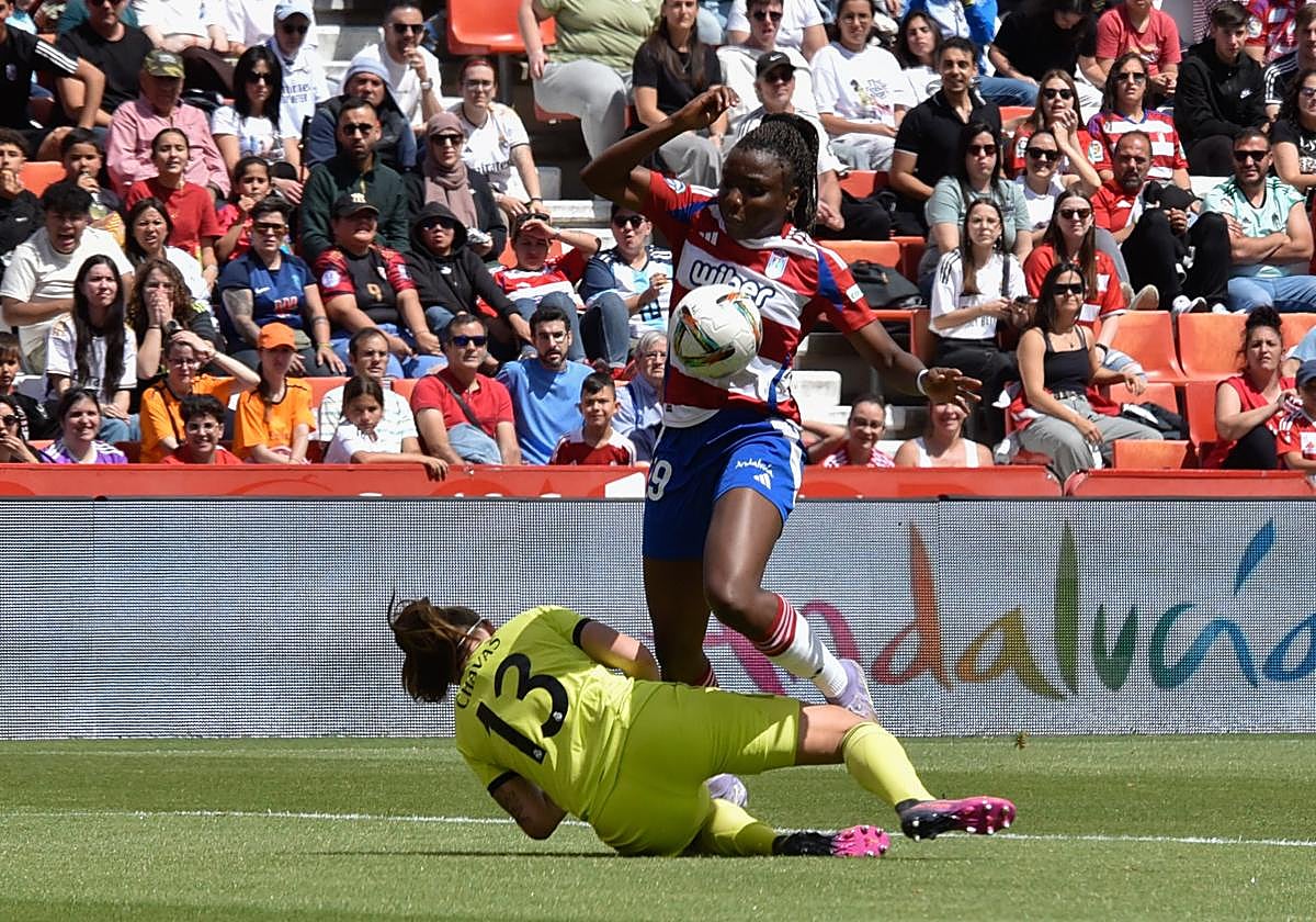 Las jugadoras del Granada en Los Cármenes.