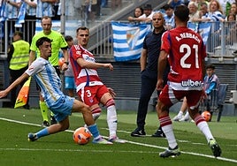 Brau suelta un balón hacia Rebbach.