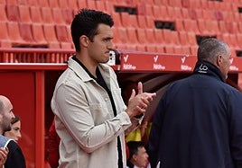 El entrenador del Granada femenino, Arturo Ruiz, aplaude a sus futbolistas.