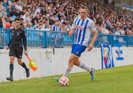 El delantero Antonio López, durante un partido anterior en Motril.
