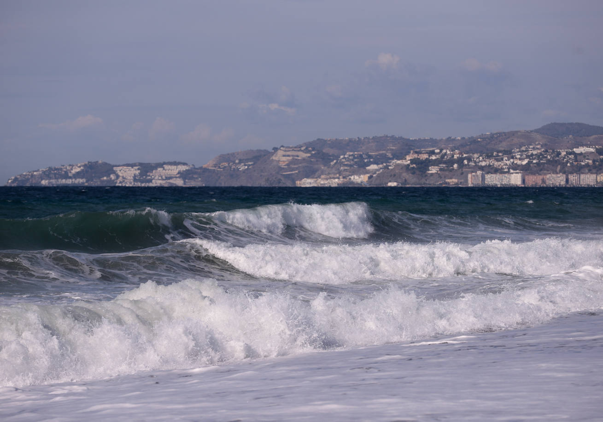 Aviso amarillo este lunes por fuertes vientos y oleaje en la costa tropical y el poniente | ideal