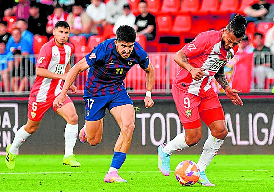 Luis Javier Suárezse escapa de Víctor García para sacarse un zapatazo que puso el cuarto gol indálico.