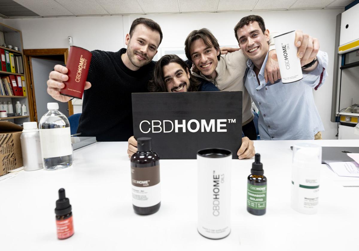 Los impulsores de CBDHome, en el laboratorio.