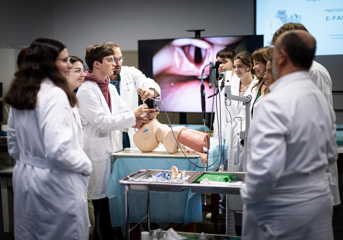 Los médicos del futuro en granada se entrenan con simuladores | ideal