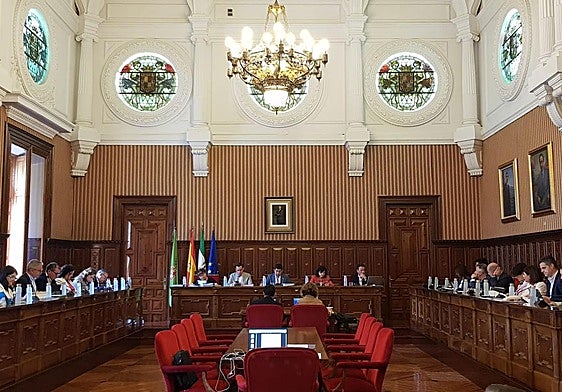 Diputados en el pleno ordinario de este lunes en la Administración provincial.