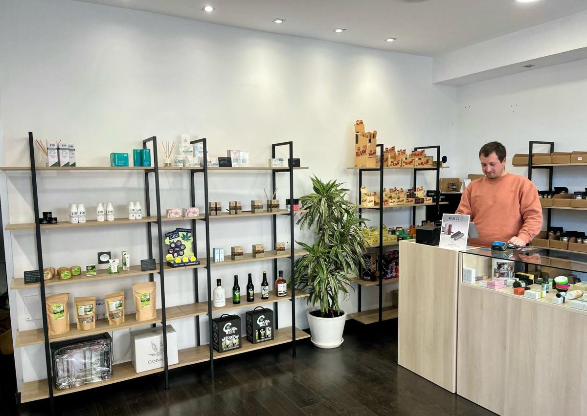 Imagen secundaria 1 - Nelson Vargas, en su tienda CBD Flowers. 