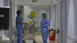 Profesionales de enfermería en los pasillos de un centro hospitalario.