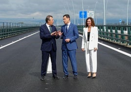 Juanma Moreno, presidente de la Junta, y Rocío Díaz, consejera de Fomento.