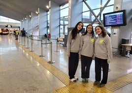 Tres de las afectadas por los retrasos, en la estación de Andaluces