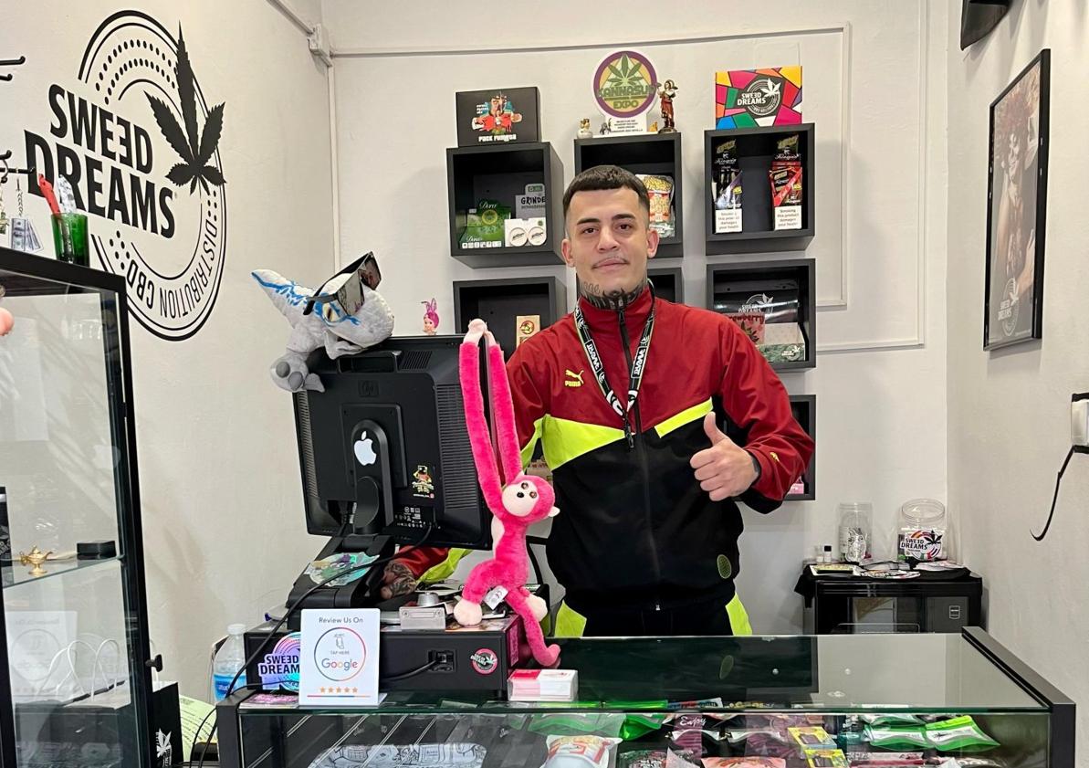 Imagen principal - Francisco Alba muestra algunas bolsas de CBD, artículos, en teoría, de coleccionismo. 