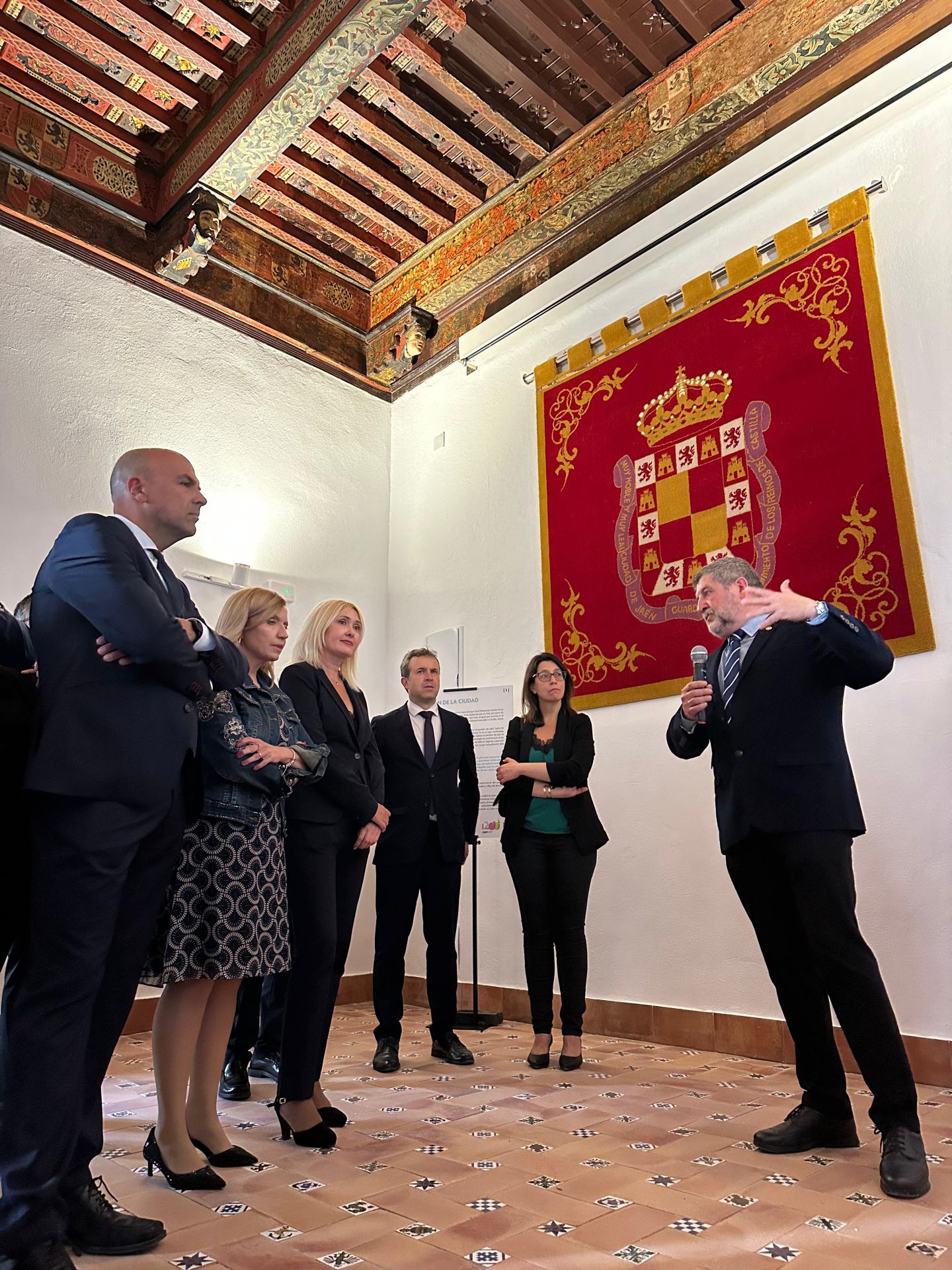 Recorrido por el salón Mudéjar tras su inauguración.