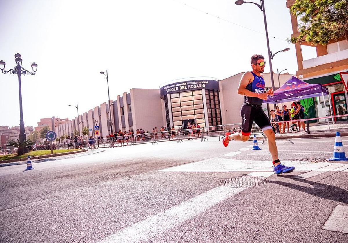 Triatlón en roquetas: deporte y espectáculo en un circuito único | ideal