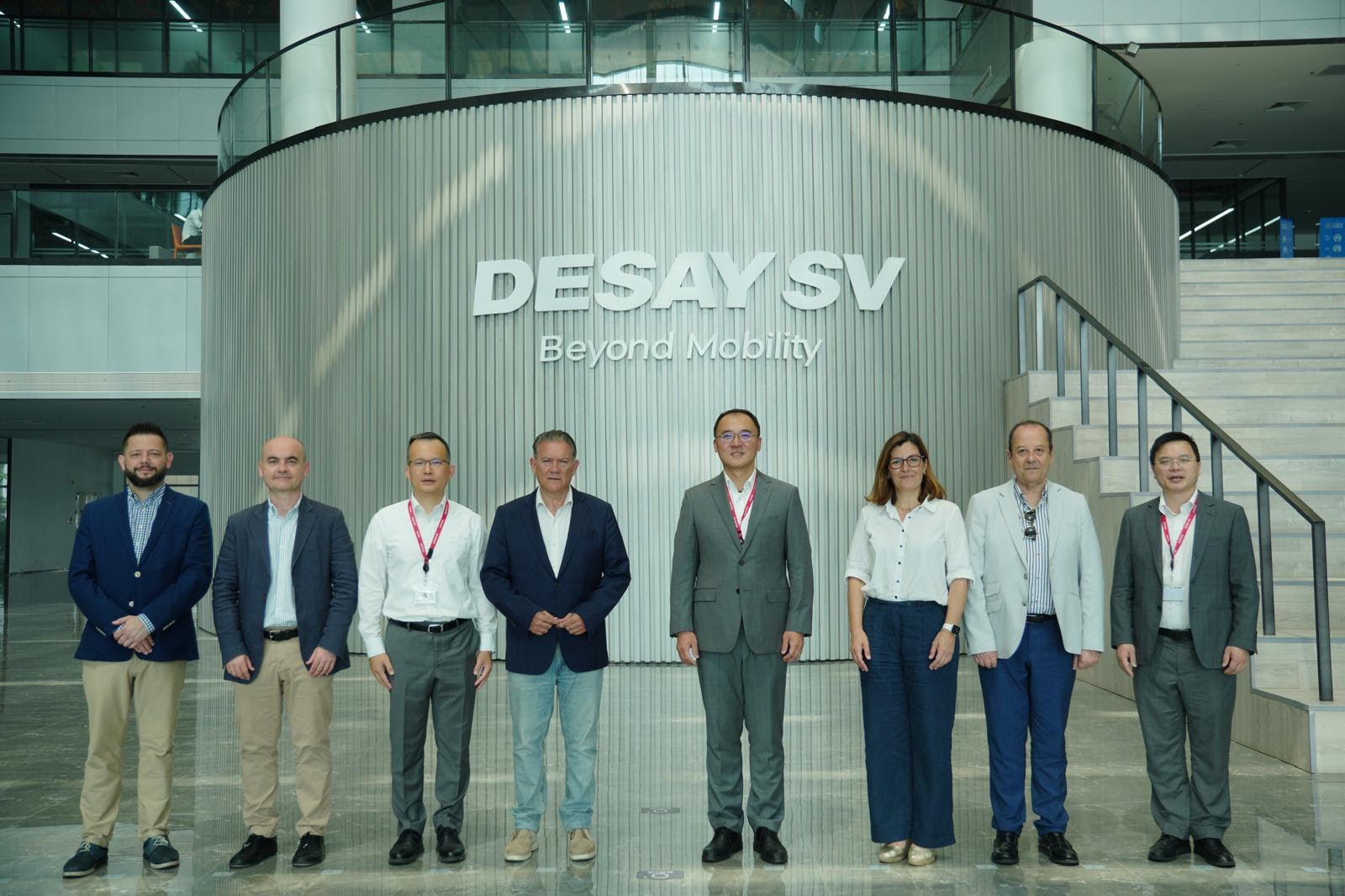 Visita de la delegación comercial de la Cámara de Linares a la empresa Desay SV, con la presencia de Raúl Caro-Accino.